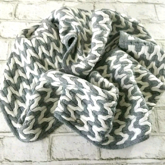 Calvin Klein Gray White Thick Waffle Cable Knit Chevron Stripe Infinity Scarf - Picture 1 of 6